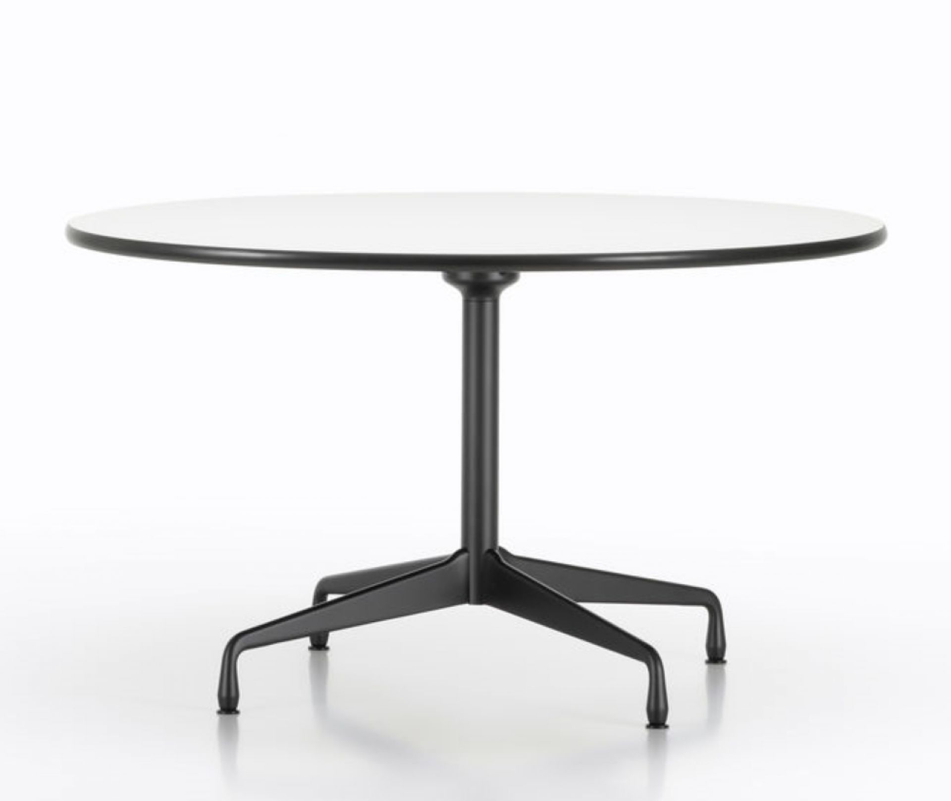 Vitra Eames Segmented Table: Runder Esstisch mit weißer Tischplatte und schwarzem Fußgestell.